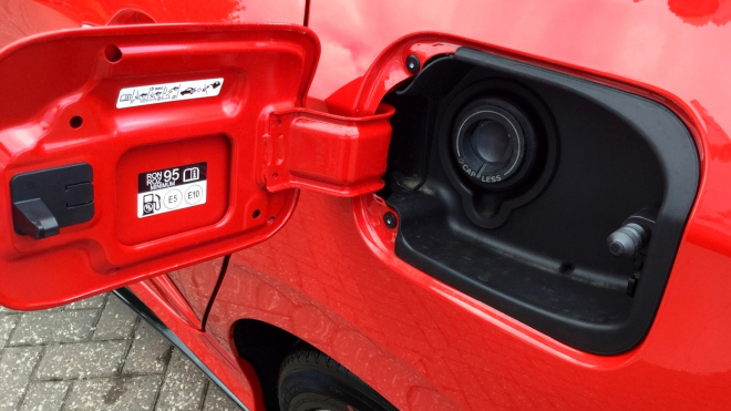 Auta prodávaná v EU musí mít od ledna ochranu proti načerpání špatného paliva