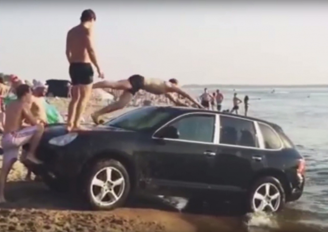 Rusové našli nový způsob využití Porsche Cayenne, poslouží i jako vodní skluzavka (video)