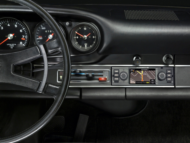 Porsche myslí i na staré 911, nabízí nové rádio s navigací v klasickém designu