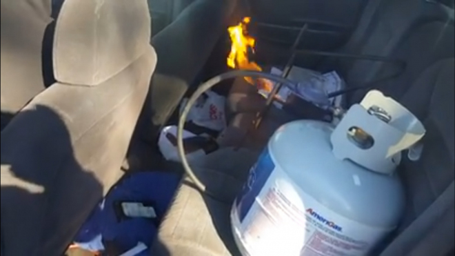 Tohle je nejhloupější způsob, jak v autě nahradit nefunkční topení (video)