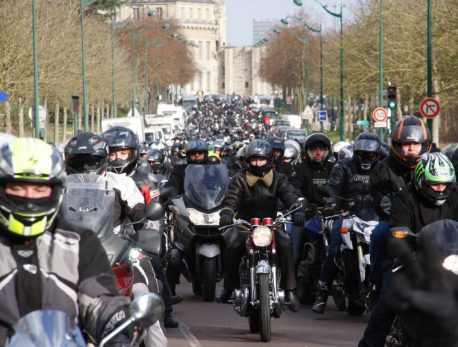 Paříž zakázala demonstraci motorkářů proti omezování vjezdu, asi je také Charlie