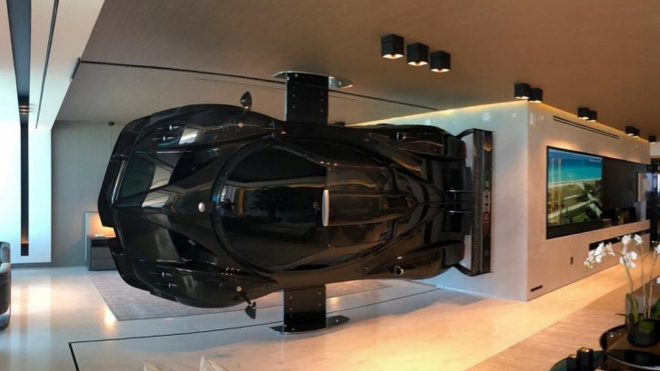Miliardář s Pagani v obýváku ukázal celou svou sbírku, ani české auto v ní nechybí