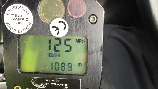 Britská policie naměřila řidiči rychlost 201 km/h. Utahuje si z něj ale kvůli jiné věci