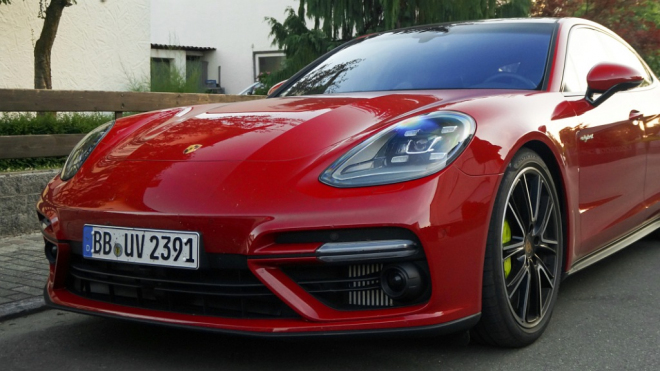 Ani nejvýkonnější Porsche se v červené nevidí. Sluší mu to, nebo radši stříbrnou?