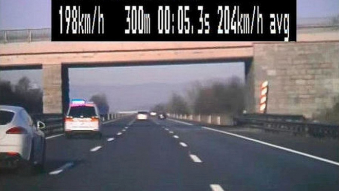Řidič Porsche uháněl až 215 km/h za autem s majáky, policisty zkusil obměkčit prstenem