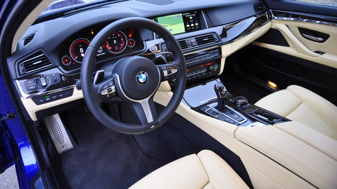 Jakou výbavu do auta vybrat, aby na ceně tratilo co nejméně? A jaká udělá opak?