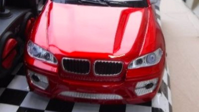 Ruští celníci na hranicích zastavili dodávku více než 300 falešných BMW