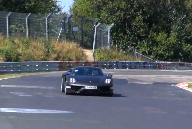 Porsche 918 Spyder při ostrých testech na Nordschleife těsně před premiérou (video)