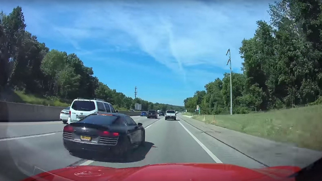 Kličkování mezi auty na dálnici je riskantní výzva, tady skončila i vězením