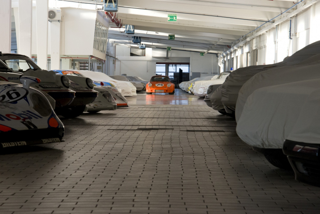 Podívejte se do jinak tajného skladu muzea Porsche, jsou tu samé skvosty