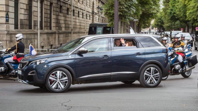 Prezident Francie má nové auto. Jezdí i přes 80 km/h, ani s ním ale nesmí na 1 500 míst země
