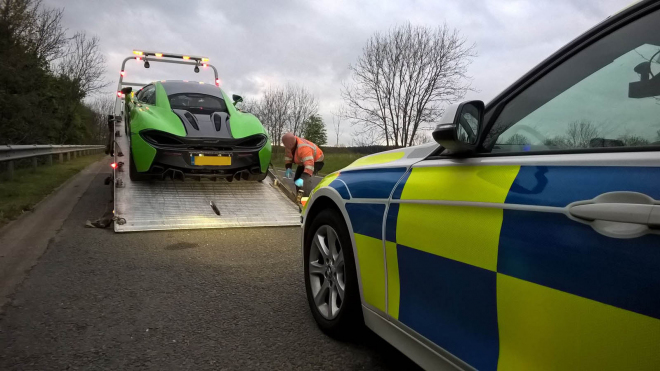 Policie v Británii zabavila třem řidičům sporťáky za 16 milionů. Důvod je svérázný