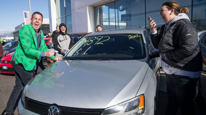Dealer Volkswagenu prodával auta za 24 Kč, na lep mu sedly stovky lidí