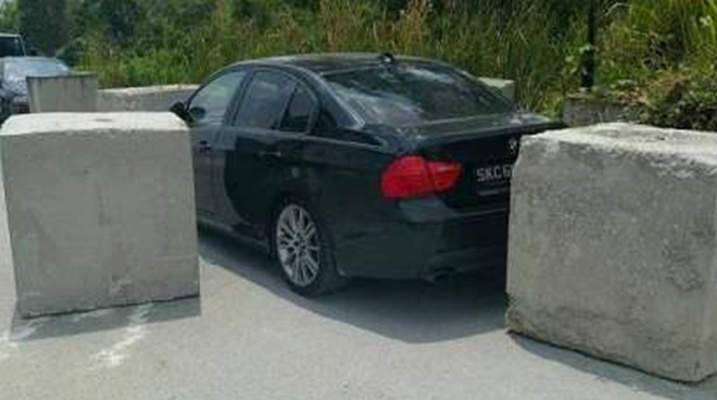 Dělníci vytrestali řidiče špatně parkujícího BMW. Podívejte se, jak
