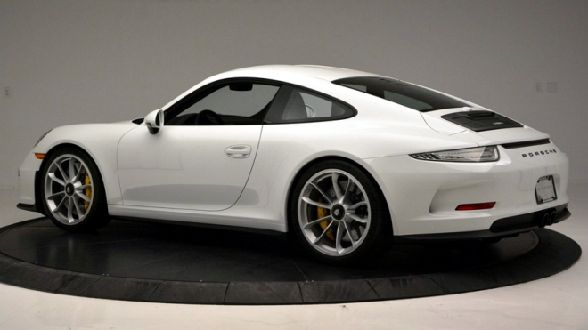 Porsche 911 R v čistě bílé barvě úspěšně skrývá svou pravou identitu