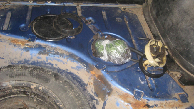 Celníci na hranicích prohledali starší VW Passat. Je k nevíře, co objevili v jeho nitru