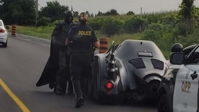 Policie zastavila Batmana jedoucího v Batmobilu. Ten ani tehdy neztratil svou tvář