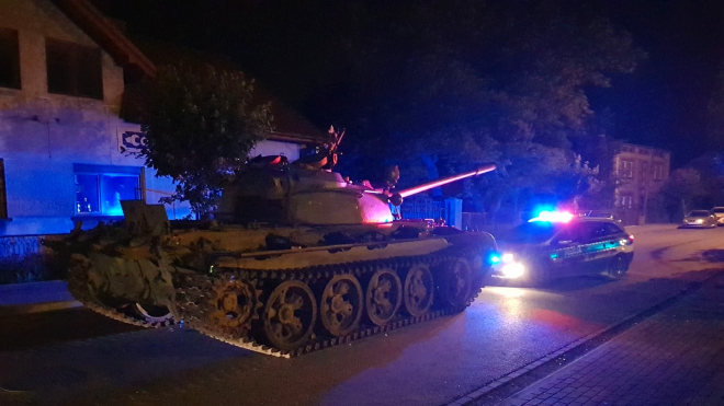 Policisté v Polsku se s osobním autem postavili do cesty opilci v tanku T-55
