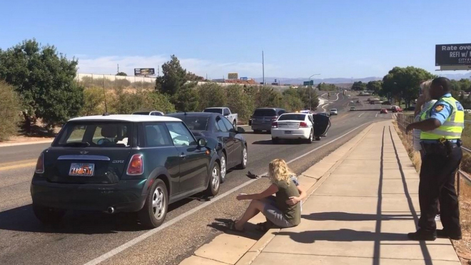 Policisté přijeli vyšetřovat nehodu, situace se ale rychle otočila proti nim