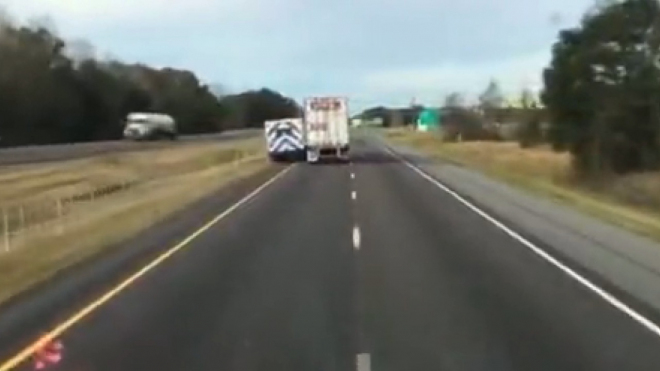 Šofér kamionu vytlačoval z dálnice všechny řidiče, co jej chtěli předjet, včetně sanitky