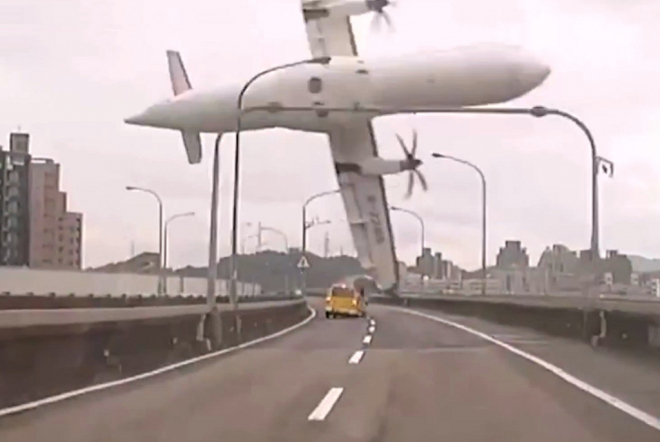 Pád letadla TransAsia natočen palubní kamerou, stroj před dopadem trefil auto (videa)