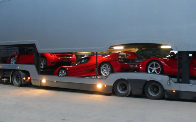 Vidět kamion plný všech pěti nejvzácnějších Ferrari jsou vánoce v létě (video)