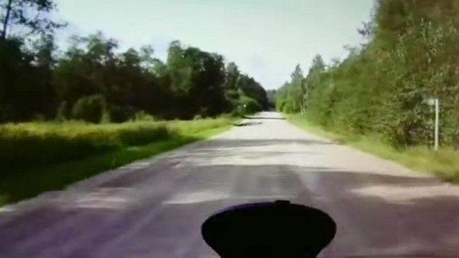 Pozor na stíny od stromů na silnici, mohou skrývat opravdu velké překvapení