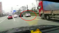 Vecpat se na poslední chvíli na křižovatce před kamion se může krutě vymstít (video)