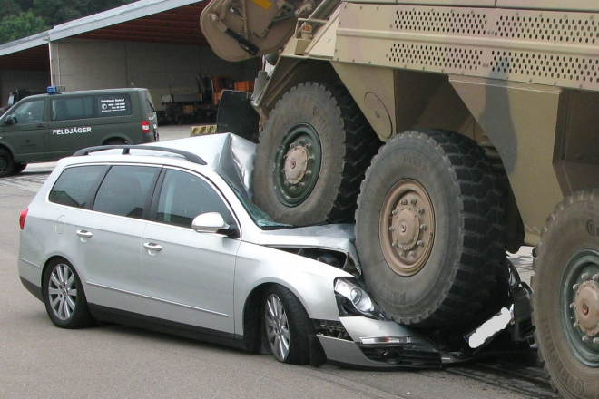 VW Passat vs. obrněný transportér: David občas od Goliáše dostane na frak