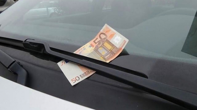 Pozor na bankovky za stěračem auta, je to další chytrý trik podvodníků