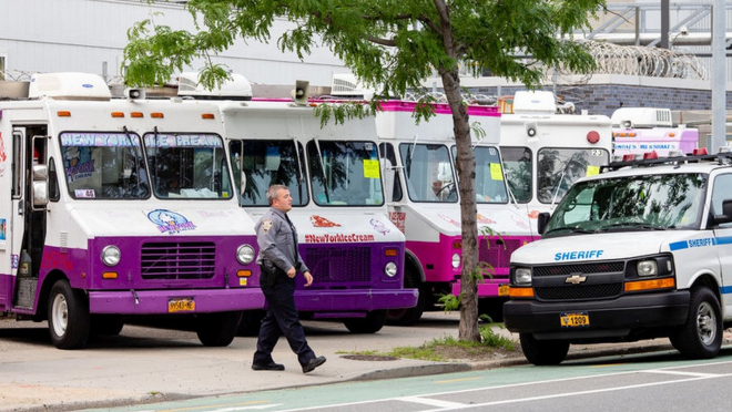 Policie v New Yorku rozjela razii proti zmrzlinářským autům, desítky zabavila