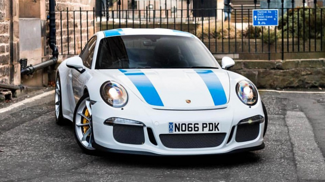 Porsche 911 R v úchvatné bílo-modré provokuje svou nenávistnou značkou (foto)