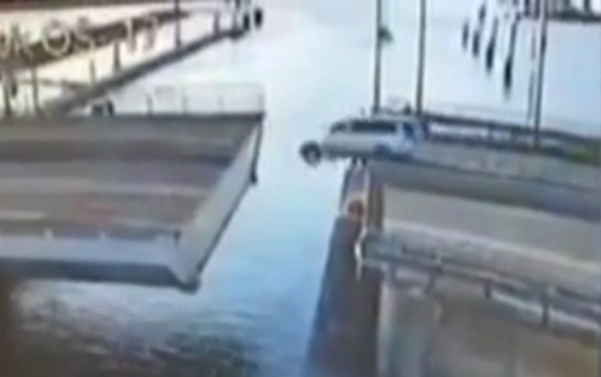 Holanďan se pokusil přeskočit zvedací most jak ve filmu, dopadl prachbídně (video)