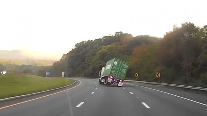 Takhle to to vypadá, když se na dálnici převrátí kamion. U toho nechcete být