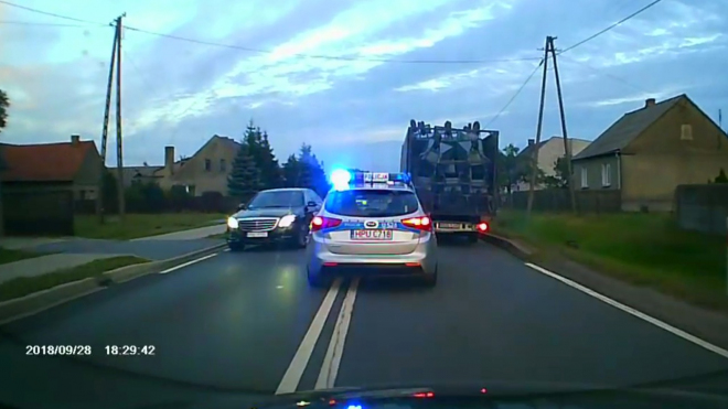 Blokujete drzouny probíjející se provozem za autem s majáky? Je to hloupá chyba