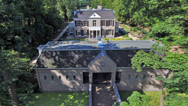 Malý hrad s vodním příkopem za 70 milionů skrývá velmi svérázné řešení garáží