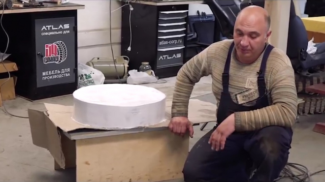 Trápí vás ceny pneumatik? Rus vyzkoušel náhradu z papíru, její chování vás překvapí