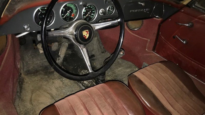 Ve stodole našli po 40 letech stání vzácné Porsche. Prvního majitele byste neuhodli