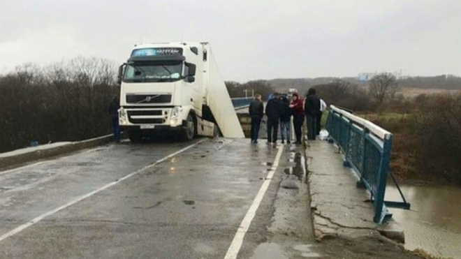Děsí vás stav mostů v Praze? V Rusku teď padají jak švestky, i pod projíždějícími auty