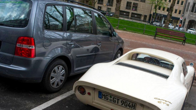 Podívejte se, jak prťavě vypadá staré Porsche 904 i vedle obyčejného VW Touran