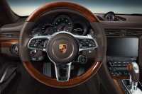 Porsche ukázalo 911 s dřevěným obložením přímo z továrny. Ano nebo ne?