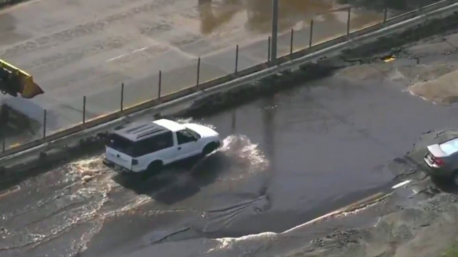 Dávejte pozor, když s autem vjíždíte do velké louže, nemusí to být louže