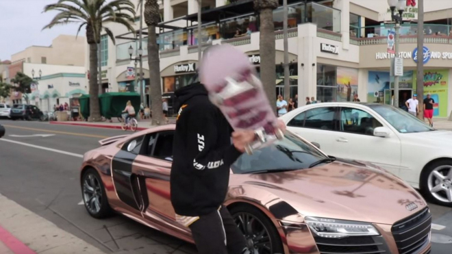 Mladík se sporťákem předváděl na ulici a pořádně za to schytal. Nebo si to aspoň máme myslet