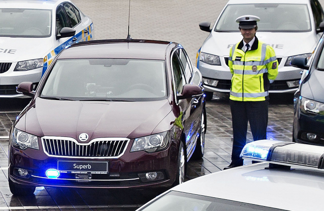 Česká policie mění stíhací Passaty R36 za Superby V6, převzala je dnes