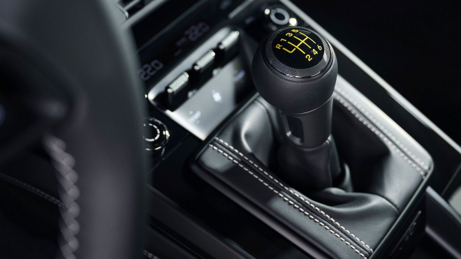 Porsche se asi chce stát králem falše. Po falešném zvuku experimentuje i s falešným manuálem, navíc ani není originální