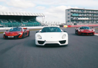 LaFerrari, 918 Spyder a P1 se potkaly na Silverstone, vítěze ale neznáme (video)