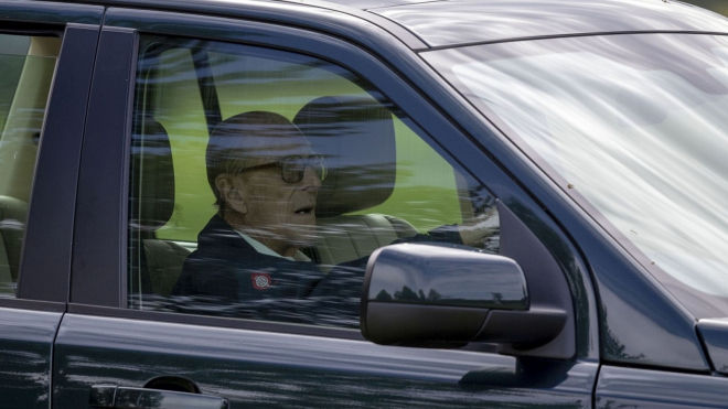 Manžel britské královny v 97 letech dál řídí. Naboural, za pár hodin měl zas své oblíbené auto