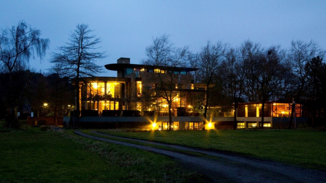 K mání je obří luxusní palác s pozemkem o 21 hektarech. Stojí tolik, že v ceně je i Rolls-Royce