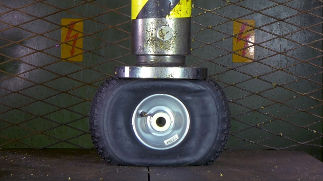 Co vydrží pneumatika? Podívejte se, jak přehuštěná odolávala hydraulickému lisu