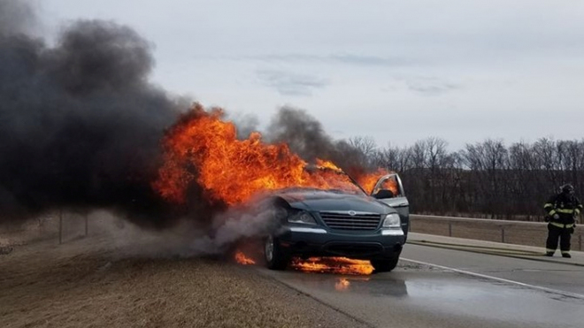 Žena si koupila ojeté auto, po 22 minutách jízdy shořelo na troud